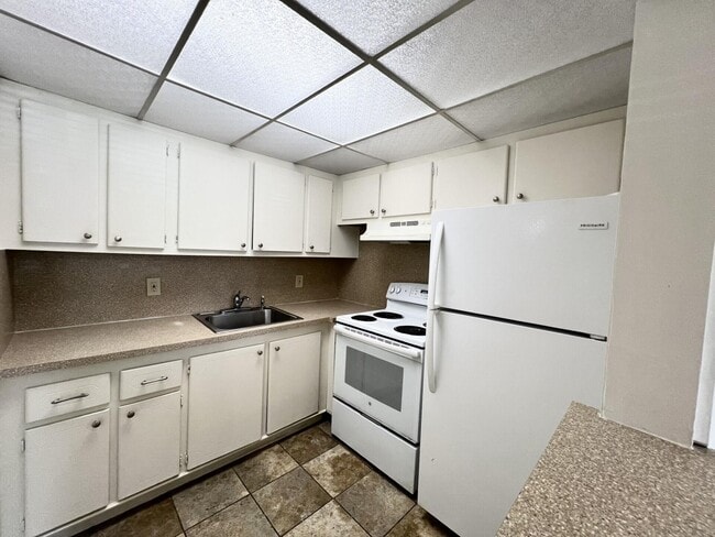 Building Photo - 170 Newport Dr