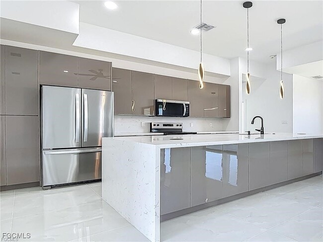 Building Photo - 323 NE 19th Terrace