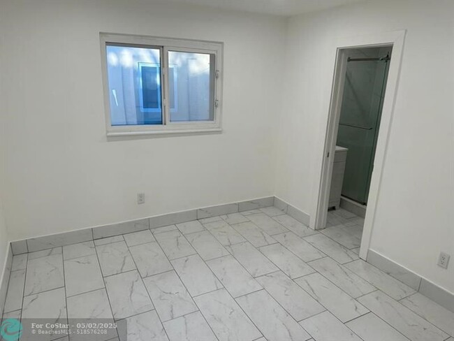 Building Photo - 4655 SW 33rd Ave