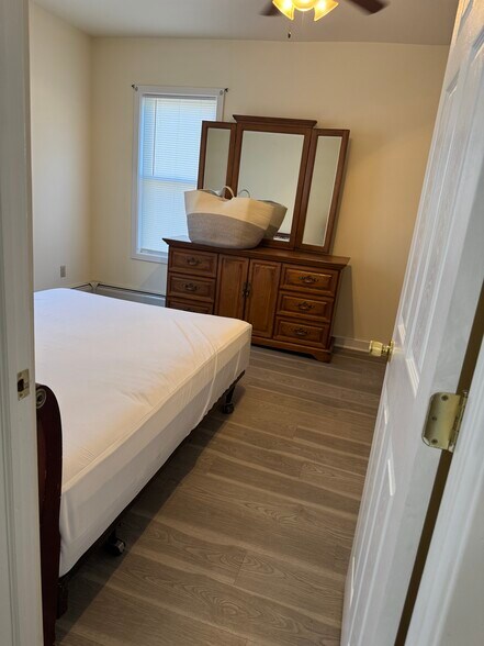 Queen bed furnished - 47 Plunkett St