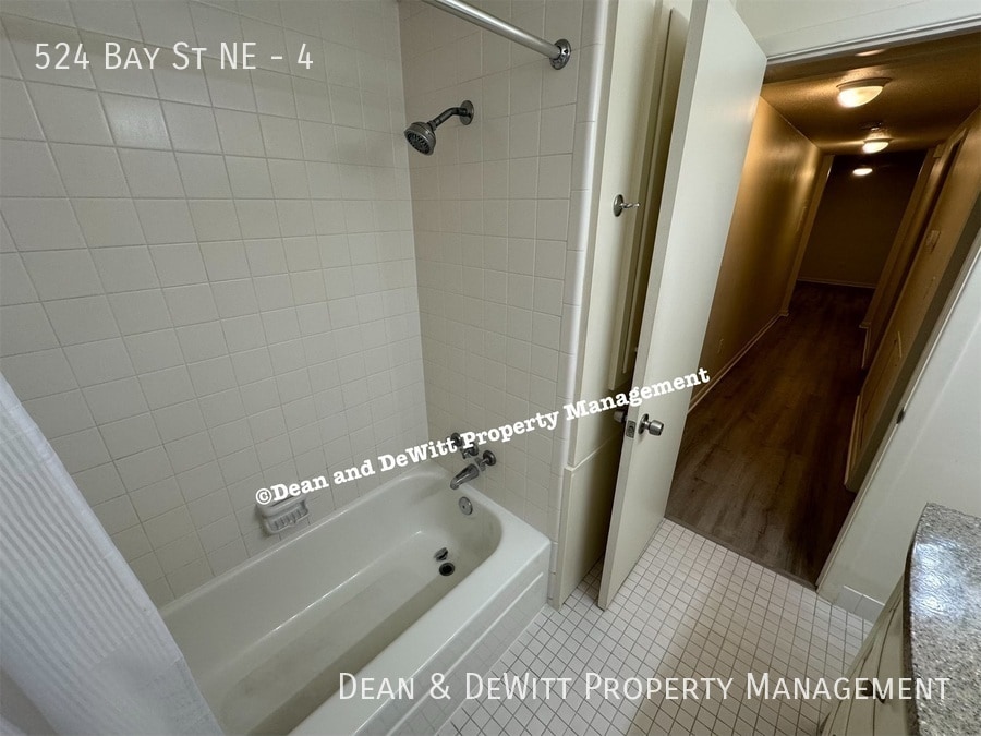 Building Photo - 2 Bed/1 Bath - Unit 4