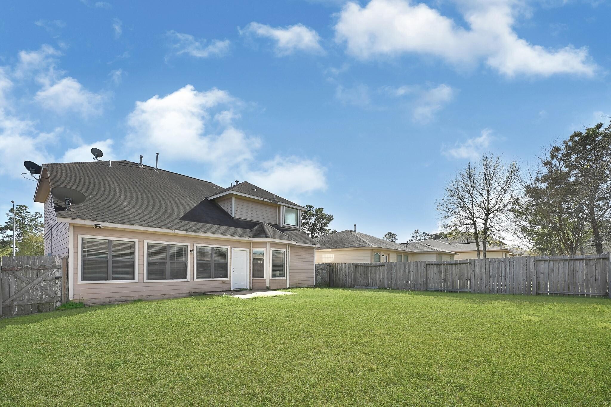 Rear Facing Yard & Patio - 811 Belvedere Dr
