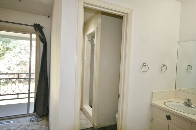 Building Photo - 2 Story Condo on Golf Course / A Great Vie...