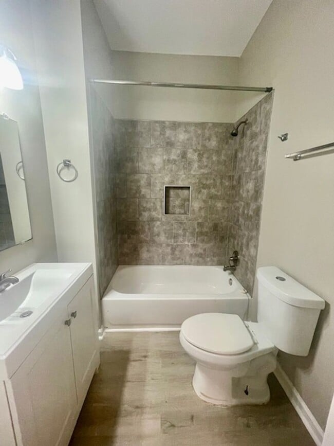 Building Photo - Must view this Adorable 3 bedroom 1 bath h...