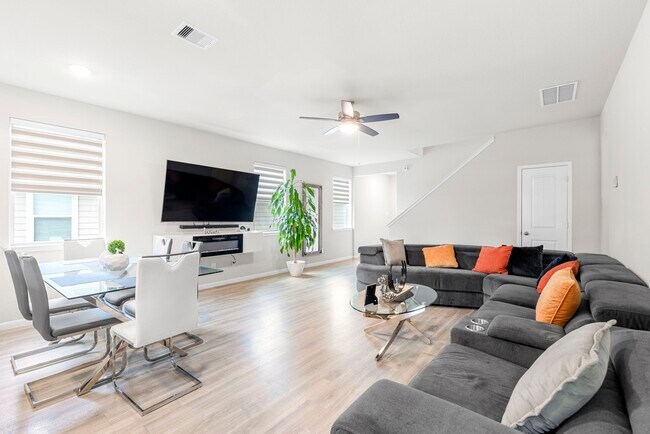 Building Photo - 5006 Sunway Dr