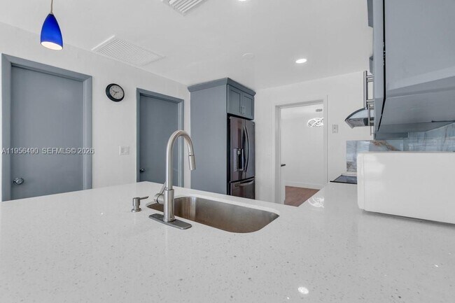 Building Photo - 1101 NE 24th Ct