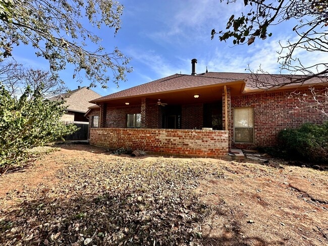 Building Photo - Charming 3-Bedroom Home with View in Moore...