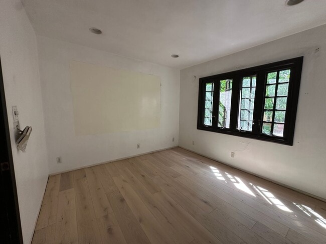 Building Photo - SPACIOUS MANSION WITH 2 PRIVATE ROOMS *FOR...