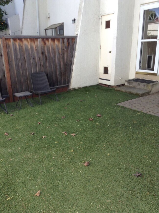 Building Photo - Stunning Townhouse on Mission Boulevard of Fremont