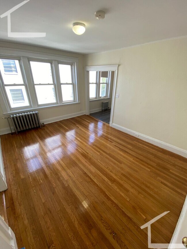 Building Photo - 9/1 No Fee! Renovated 1BR in Fenway elevator building