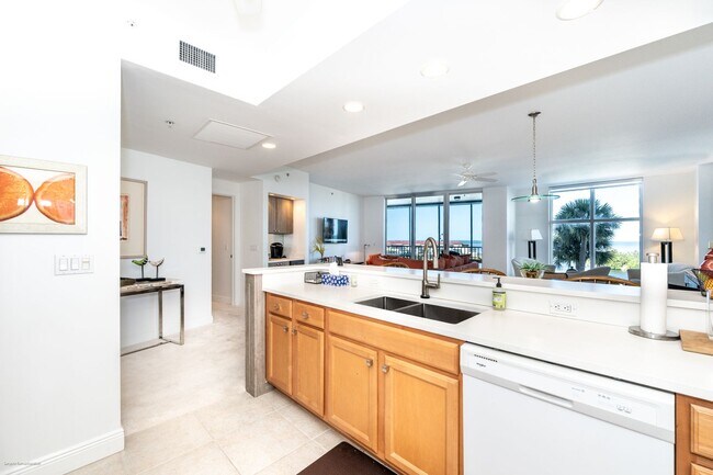 Building Photo - EXECUTIVE VACATION RENTAL