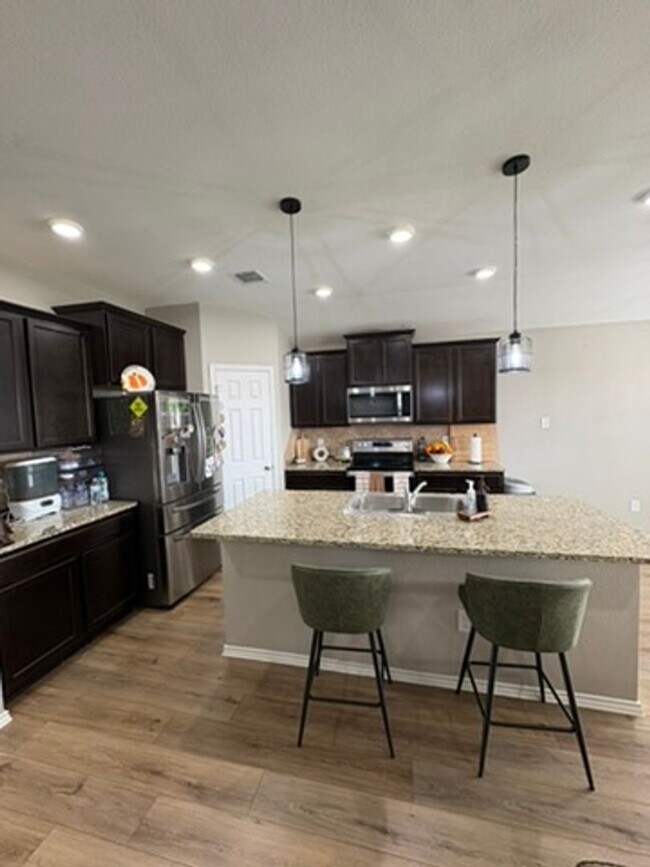 Building Photo - 3 bedroom 2 bath open concept