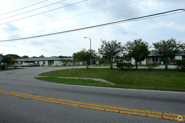 Building Photo - Crystal Lakes Manor