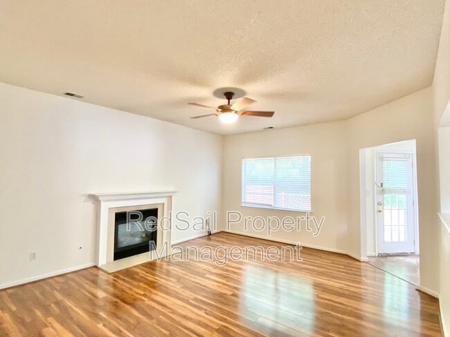 Building Photo - 889 Holbrook Dr