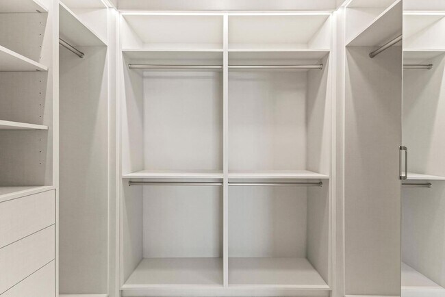 Building Photo - 6587 N Palmeraie Blvd