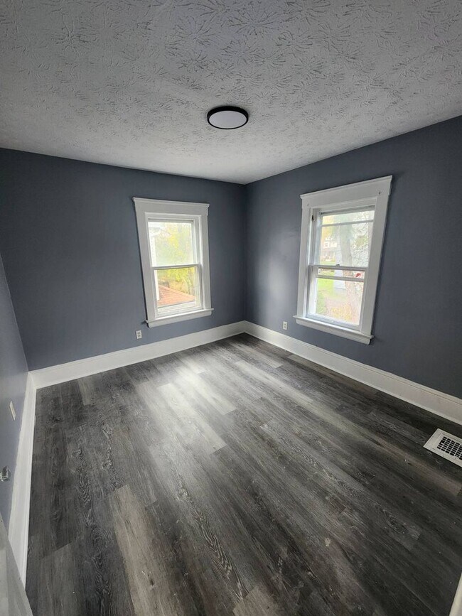 Building Photo - Charming 3-Bedroom Property in Prime Location