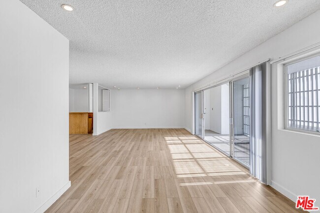 Building Photo - 825 S Gretna Green Way