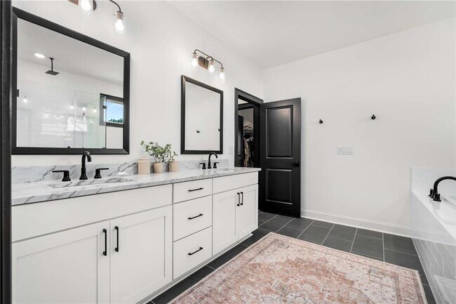 Building Photo - 520 Walden Glen Ln