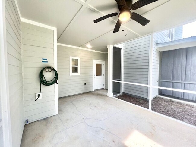 Building Photo - 107 Date Palm Ln