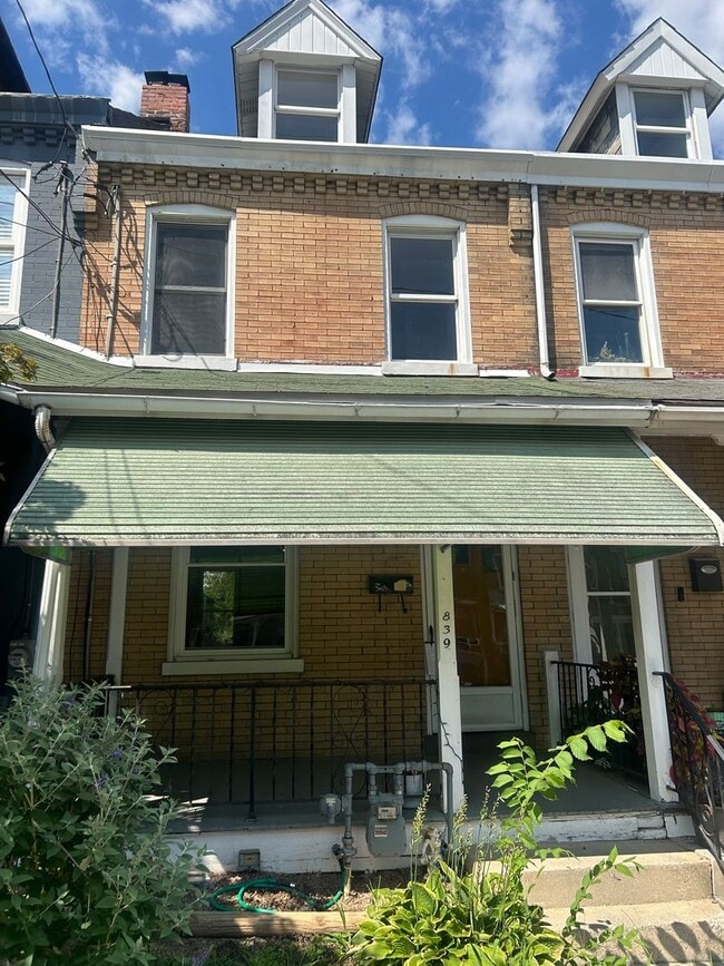 Building Photo - 3 Bedroom 1 Bath Home with Fenced Backyard