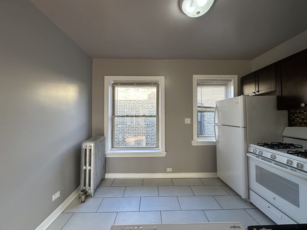 Building Photo - 4055 W Melrose St