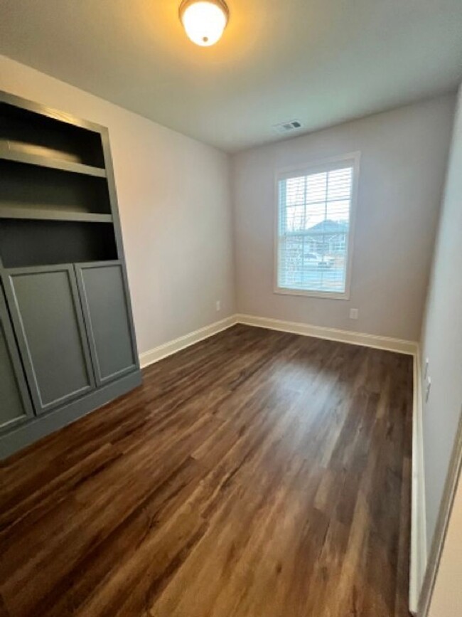 Building Photo - Charming modern 3 bedroom/ 2 bath with office
