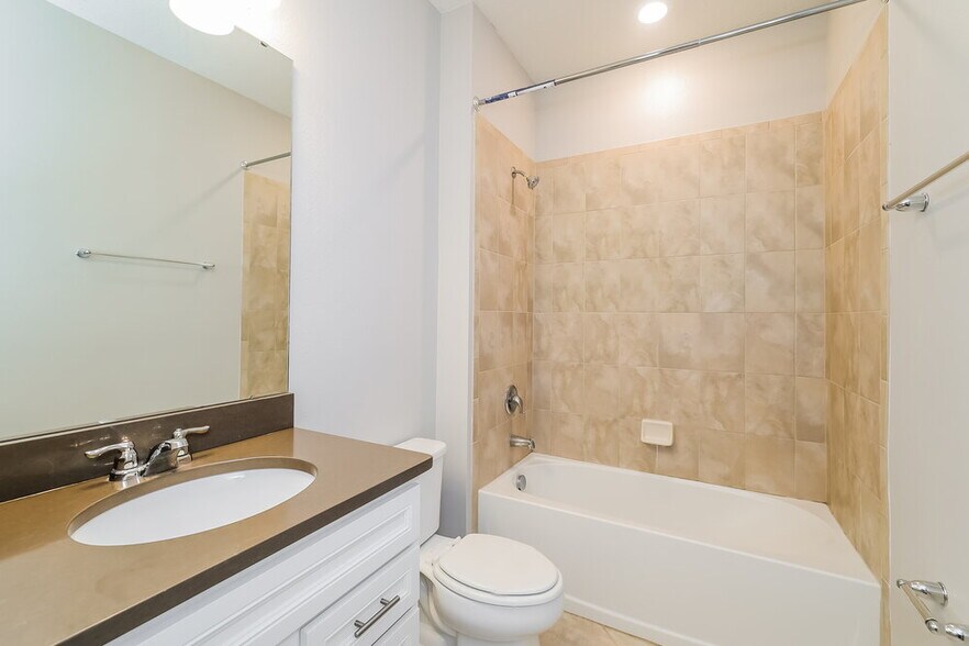 Building Photo - 1761 Cayman Cove Cir