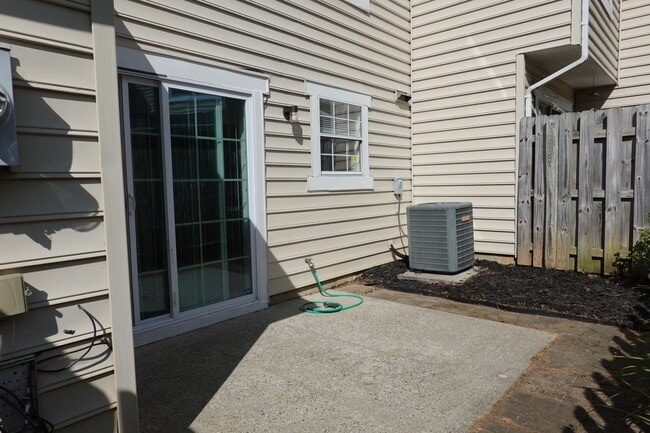 Building Photo - End Unit Condo Near Fort Eustis For Rent