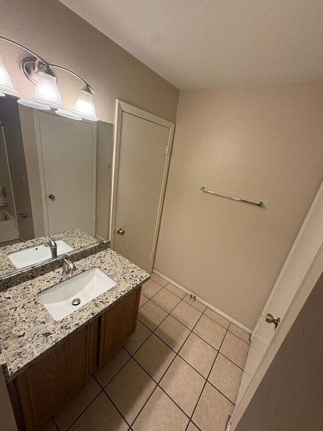 Building Photo - READY TO TOUR NOW! 2 Bedroom 2 Bath Peoria Townhouse