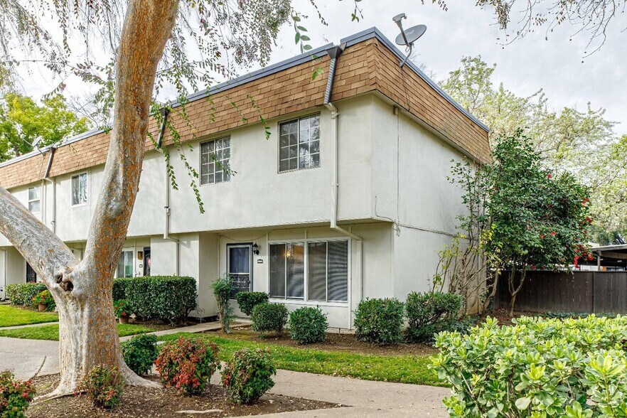 Primary Photo - 8820 La Riviera Dr