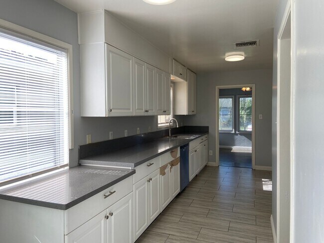 Building Photo - Oleander home with a HUGE shop!