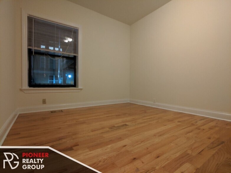 Building Photo - 824 W Waveland