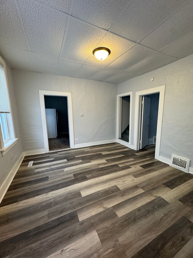 Building Photo - 2214 Kemble Ave