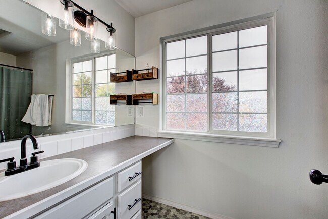 Building Photo - Welcome to this charming 3 bedroom, 2 bathroom home located in Nampa, ID.