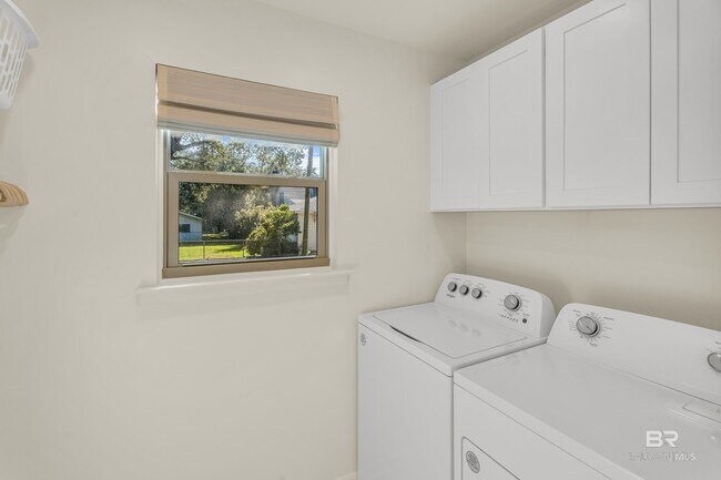 Building Photo - 357 Azalea St