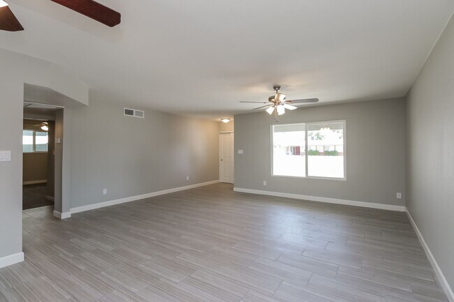 Building Photo - 1892 E Ellis Dr