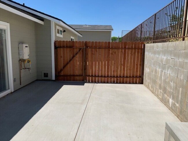Building Photo - 10038 Tujunga Canyon Blvd
