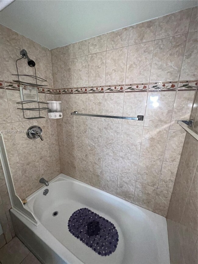 Building Photo - 2851 Somerset Dr