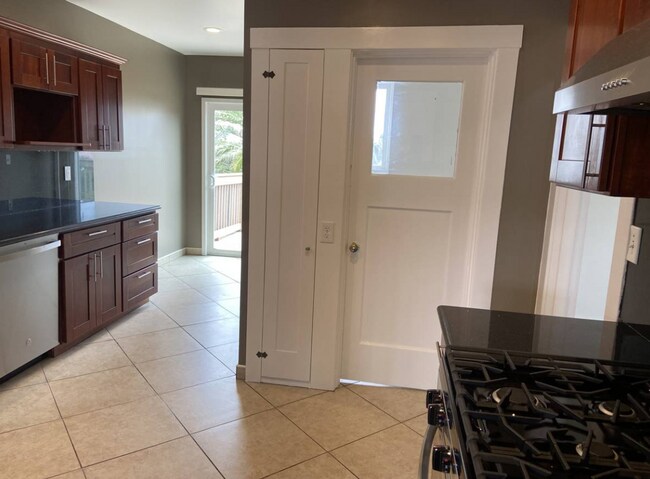 Building Photo - Top Floor Remodeled 2BD/1BA Flat Available Now!