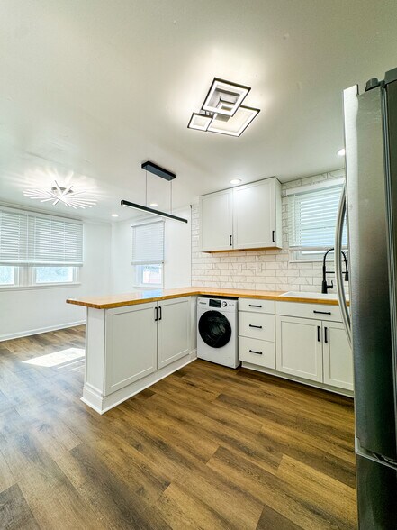 Building Photo - 711 W 44th St