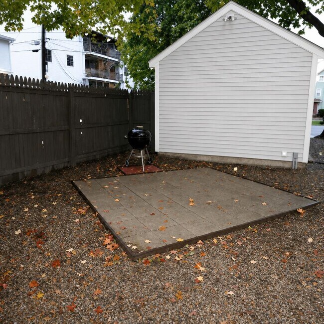 Building Photo - 585 Beech St