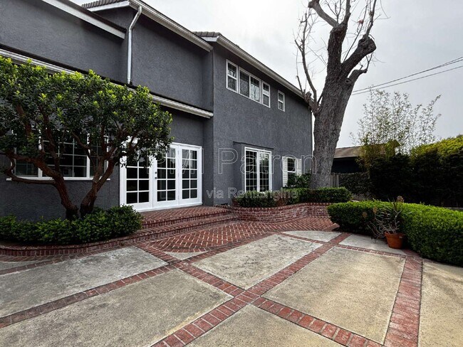 Building Photo - 5147 E Los Flores St