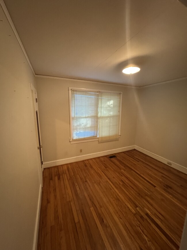 Building Photo - 403 Durst Ave W