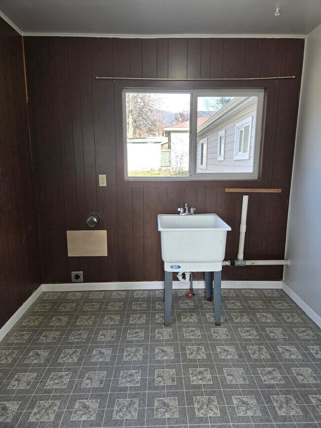 Building Photo - 300 E Lake St