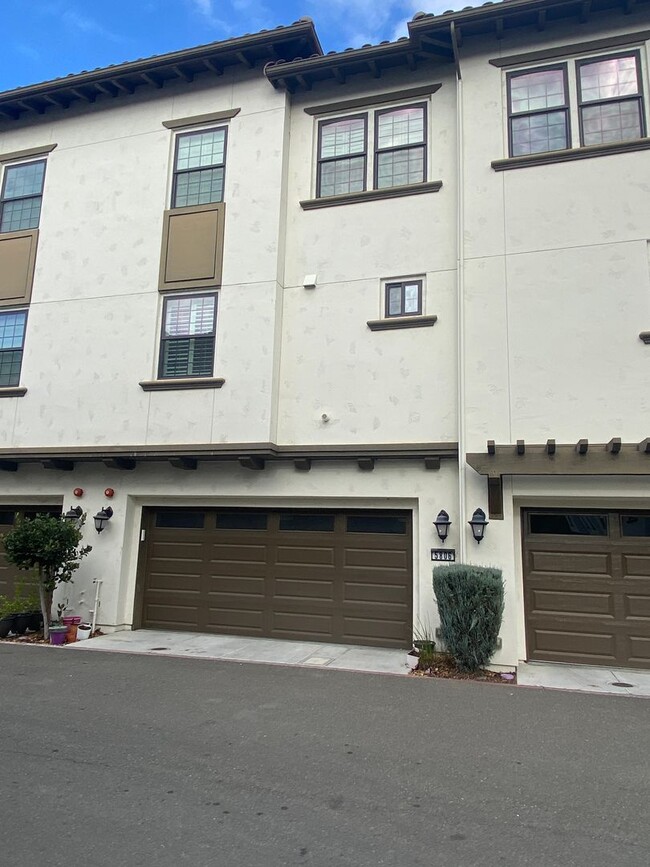 Building Photo - Pleasanton Andares townhouse 3 BD + office...