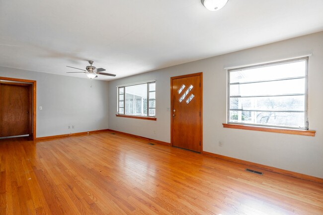 Building Photo - 2 bedroom, 1 bath unit in the heart of Eas...
