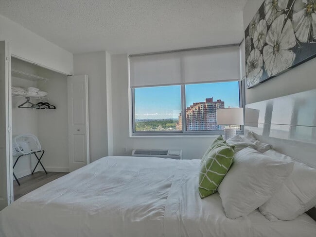 Building Photo - 33 Hudson St