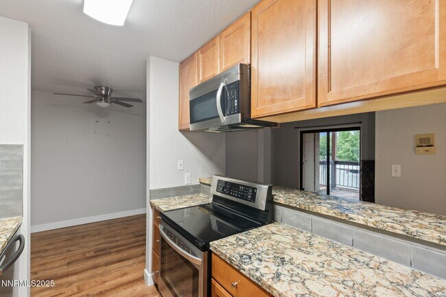 Building Photo - 2955 Lakeside Dr