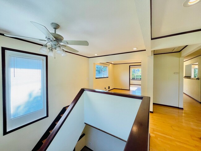 Building Photo - Massive House with Elegant Finishes in Madison Valley!