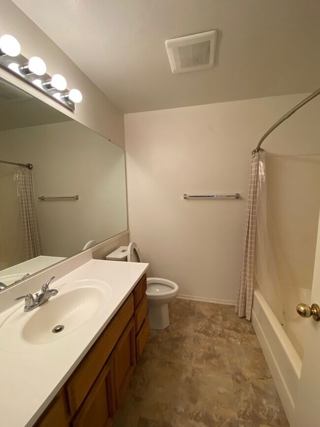 Building Photo - Great family home on a cul-de-sac